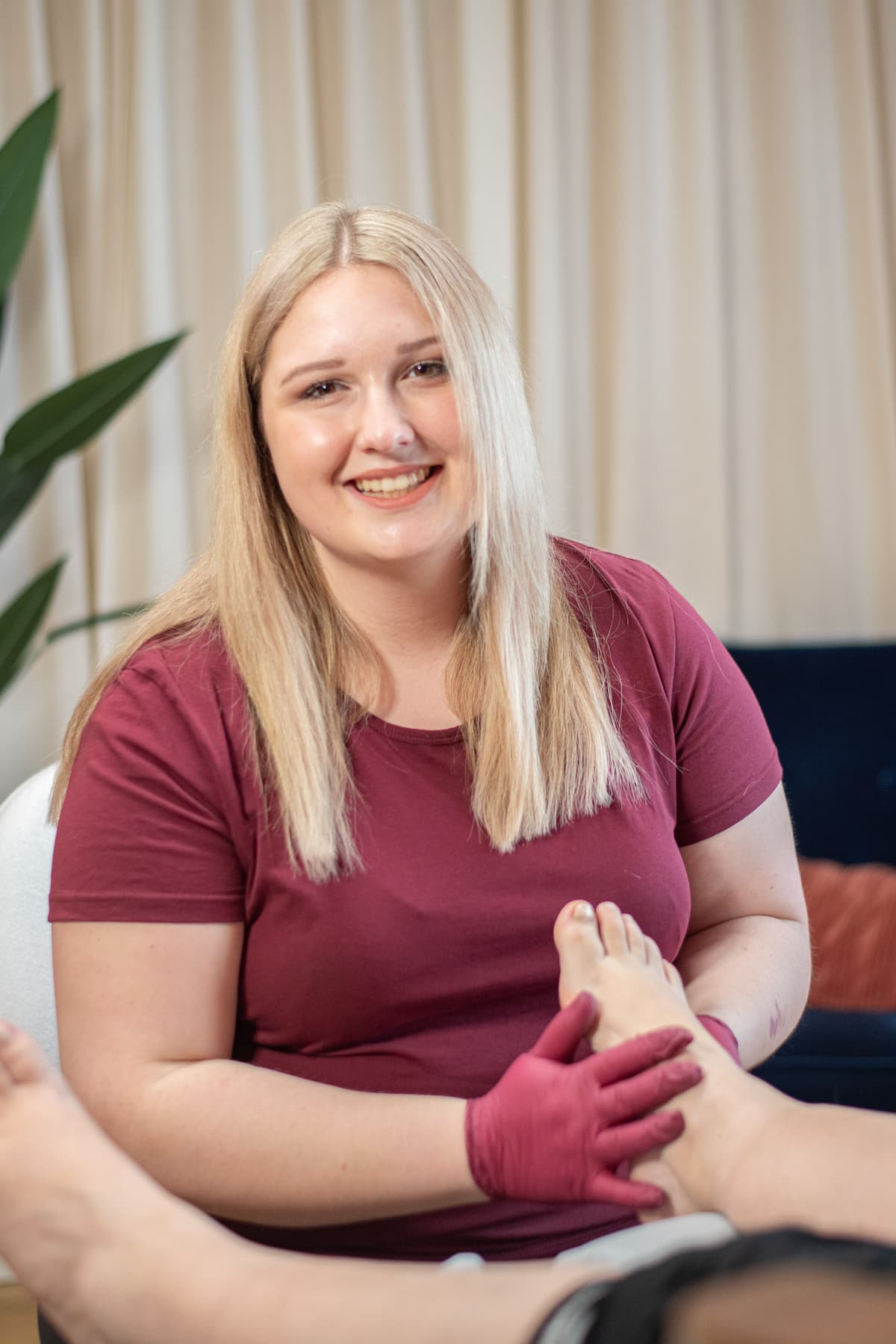 Fußpflegerin für eine wohltuende Fußmassage